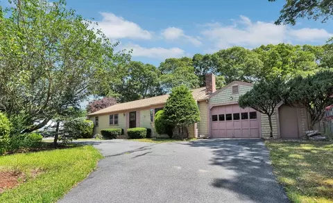4 Silver Ln, Barnstable, MA 02601