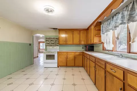 Kitchen - 17 Albert Park, Everett, MA 02149 photo 4 of 7