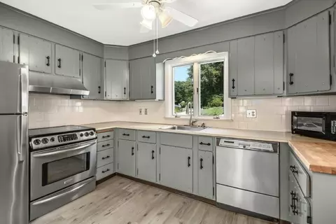 7 Hazel Plz, Uxbridge, MA 01569
