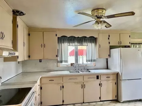68 Oxford St, Chicopee, MA 01020 photo 9