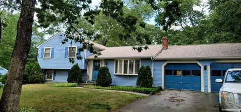9 Dartmouth Rd, Plymouth, MA 02360