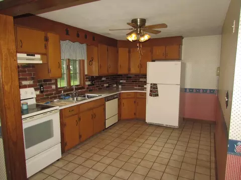 81 Mayher St, Springfield, MA 01104 photo 12