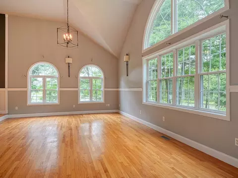 Living - 419 Central Tpke, Sutton, MA 01590 photo 2 of 4