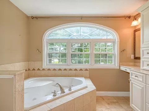 Bath - 419 Central Tpke, Sutton, MA 01590 photo 6 of 7