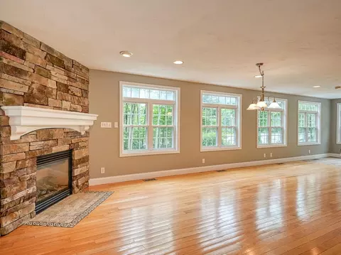 Living - 419 Central Tpke, Sutton, MA 01590 photo 3 of 4