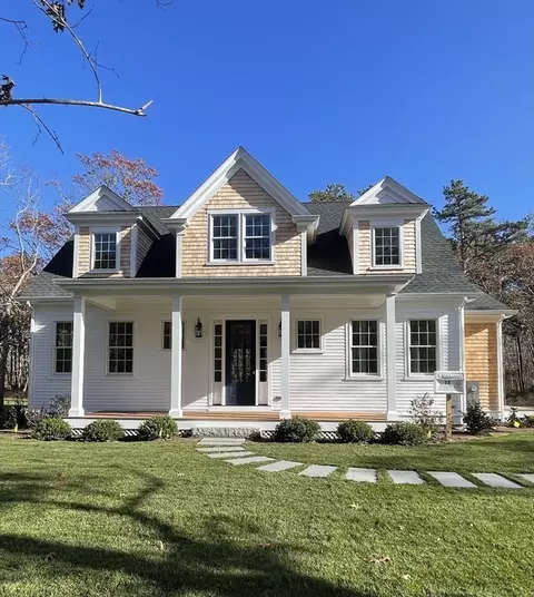 13 Holly Bear Ln, Edgartown, MA 02539