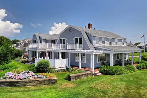 14 Ocean Ave, Falmouth, MA 02536