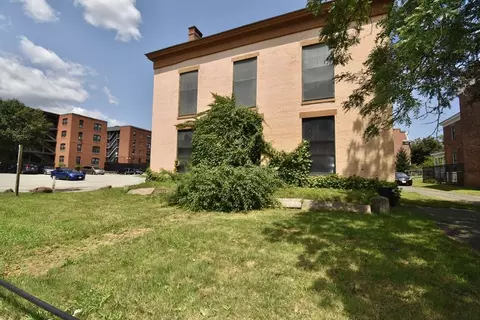 77 Maple St, Springfield, MA 01105 photo 8