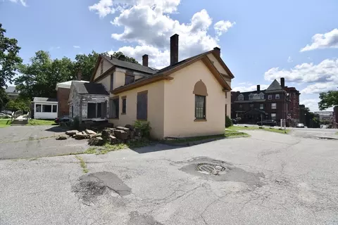 77 Maple St, Springfield, MA 01105 photo 5