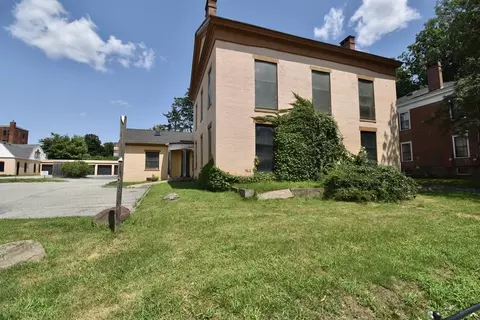 77 Maple St, Springfield, MA 01105 photo 2