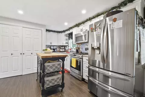 Kitchen - 21 Terry Ln E, Wareham, MA 02571 photo 3 of 4