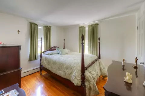 Bedroom - 40 Marsh Ave, Worcester, MA 01606 photo 1 of 7