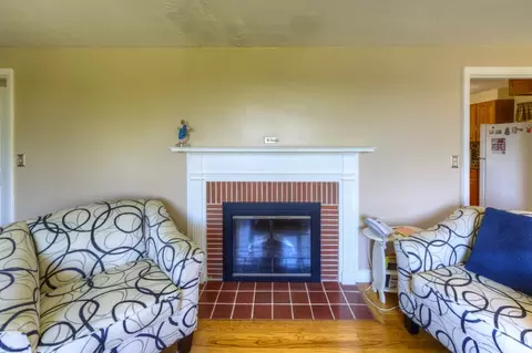 Living - 40 Marsh Ave, Worcester, MA 01606 photo 4 of 4
