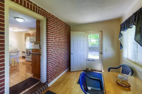 Entry Way - 40 Marsh Ave, Worcester, MA 01606 photo 2 of 3