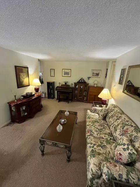 226 Regency Park Dr #226, Agawam, MA 01001