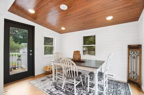 124 Stuart St, Springfield, MA 01119 photo 5