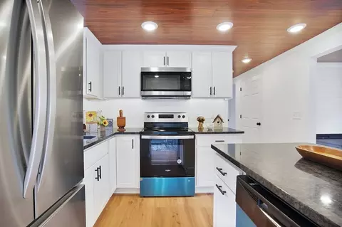124 Stuart St, Springfield, MA 01119 photo 9