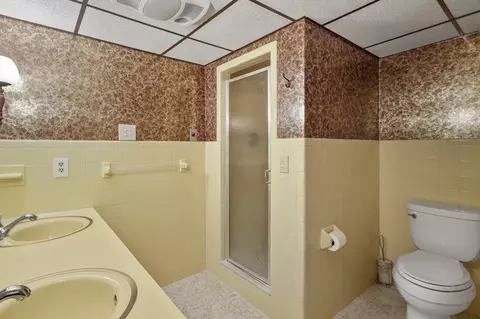Bath - 25 25a Locust Ave, Worcester, MA 01604 photo 3 of 3