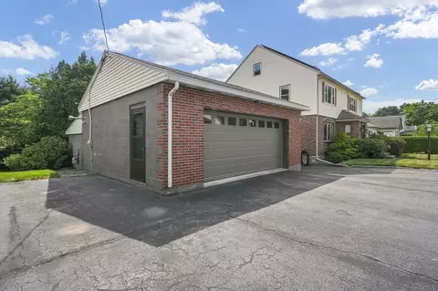 Exterior - 25 25a Locust Ave, Worcester, MA 01604 photo 7 of 8