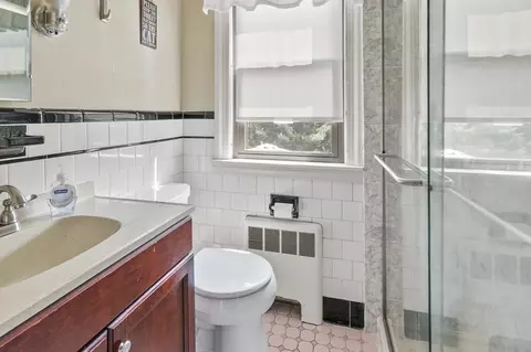 Bath - 25 25a Locust Ave, Worcester, MA 01604 photo 2 of 3
