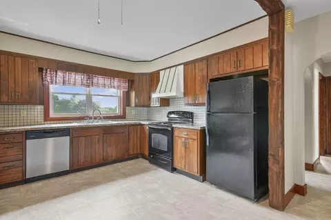 Kitchen - 25 25a Locust Ave, Worcester, MA 01604 photo 1 of 6