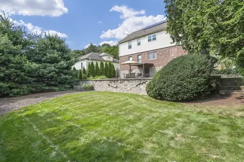 Exterior - 25 25a Locust Ave, Worcester, MA 01604 photo 6 of 8