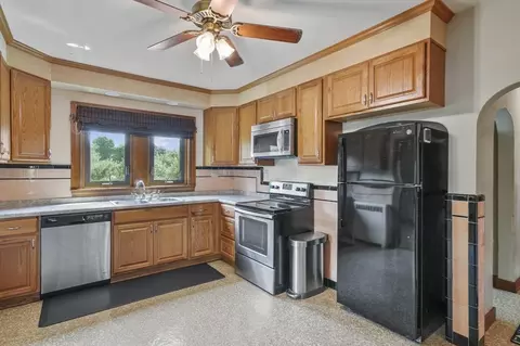 Kitchen - 25 25a Locust Ave, Worcester, MA 01604 photo 3 of 6
