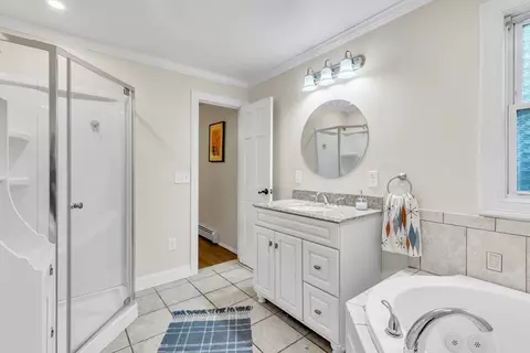 Bath - 4 Colonial Rd, Sutton, MA 01590 photo 2 of 4