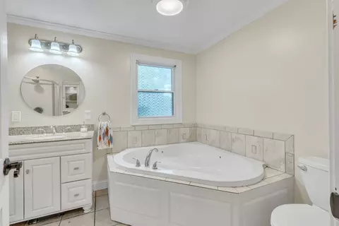 Bath - 4 Colonial Rd, Sutton, MA 01590 photo 1 of 4