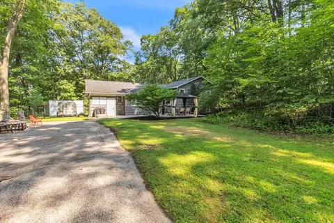 Exterior - 4 Colonial Rd, Sutton, MA 01590 photo 5 of 6