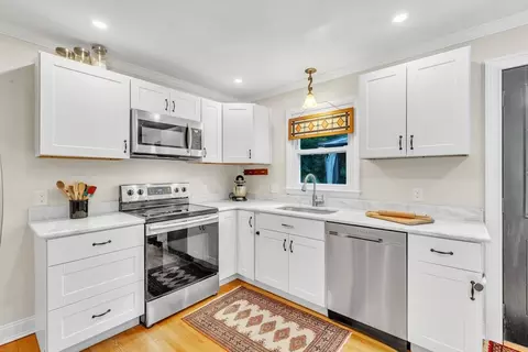 Kitchen - 4 Colonial Rd, Sutton, MA 01590 photo 4 of 6