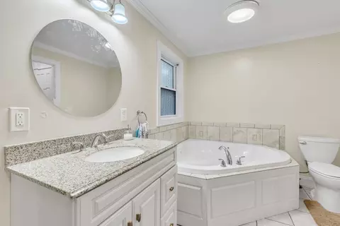 Bath - 4 Colonial Rd, Sutton, MA 01590 photo 3 of 4