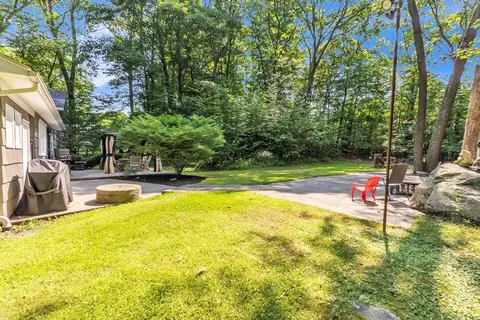 Exterior - 4 Colonial Rd, Sutton, MA 01590 photo 3 of 6