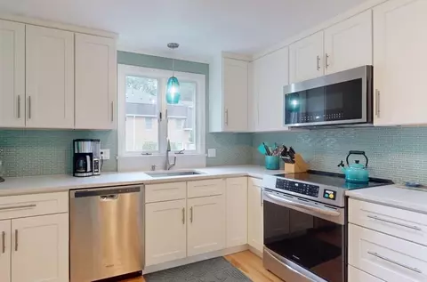 9 Mansion Woods Dr #D, Agawam, MA 01001