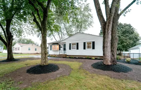 15 Village Rd, Holyoke, MA 01040