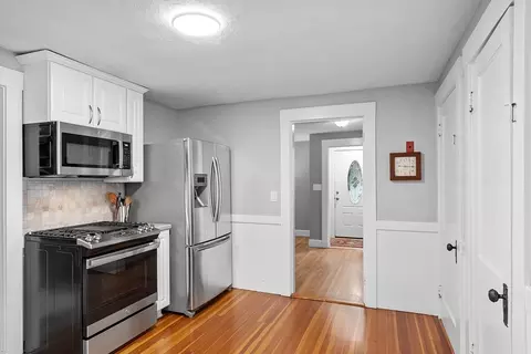 Entry Way - 45 Chute St, Reading, MA 01867 photo 4 of 5