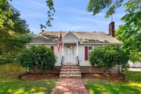 11 Rainbow Rd, Peabody, MA 01960