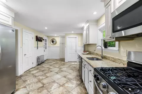 Entry Way - 123 Dodge St, Beverly, MA 01915 photo 2 of 4