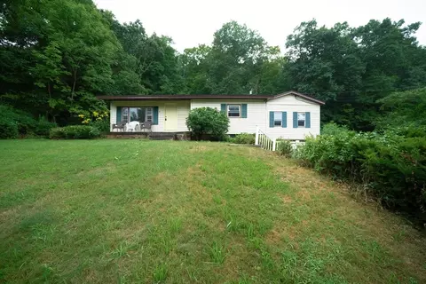 8 Hillside Dr, Brimfield, MA 01010