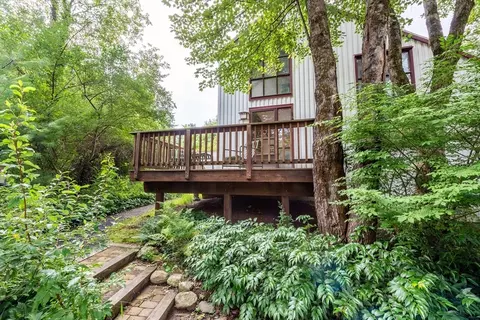 34 Pine Grv #34, Amherst, MA 01002