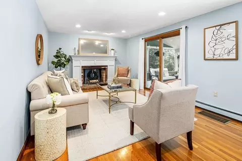 Living - 949 Webster St, Hanover, MA 02339 photo 2 of 5