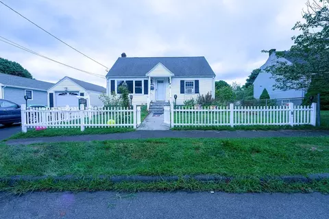 48 Newcastle Rd, Peabody, MA 01960