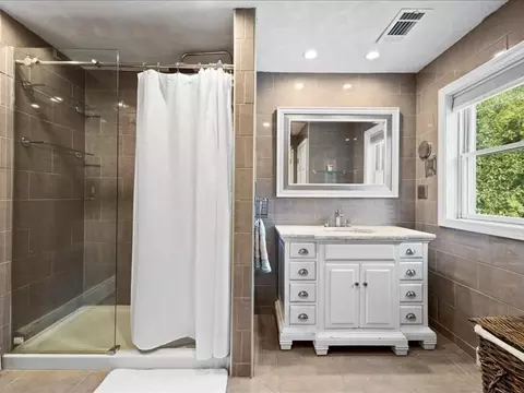Bath - 32 Eustis St, Saugus, MA 01906 photo 3 of 4