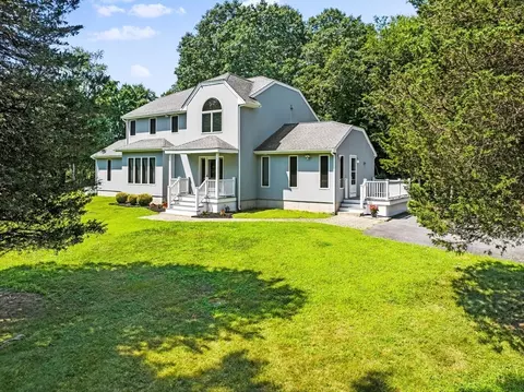 11 Walnut St, Freetown, MA 02702