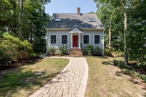 13 Edgewater Dr, Wareham, MA 02571