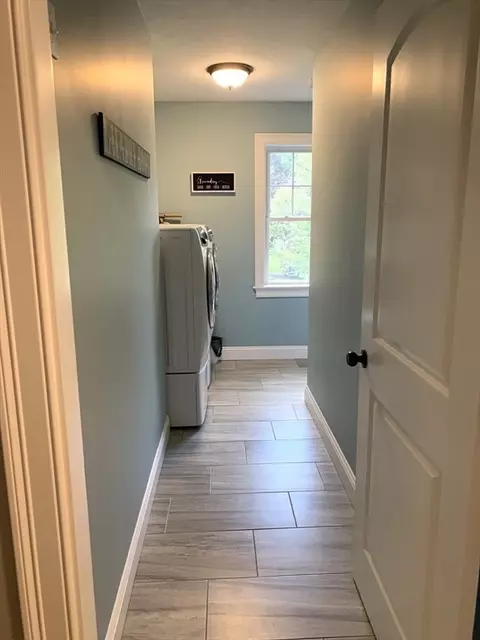 Entry Way - 39 Davidson Rd, Charlton, MA 01507 photo 2 of 2