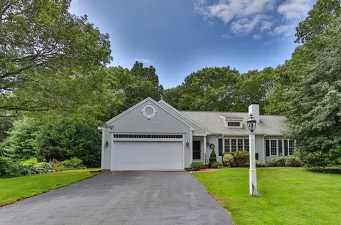 35 Regatta Dr, Barnstable, MA 02632