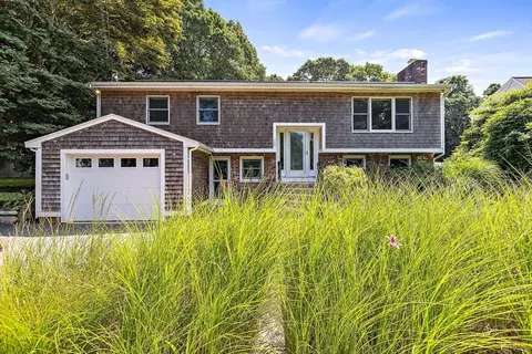 26 Oak Ridge Rd, Falmouth, MA 02536