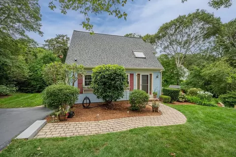 25 Goat Field Ln, Barnstable, MA 02601