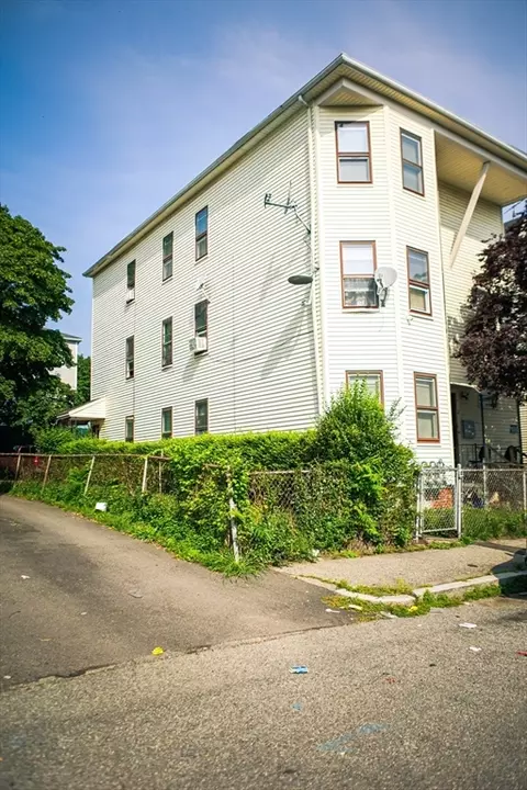 12 Vale St, Worcester, MA 01604